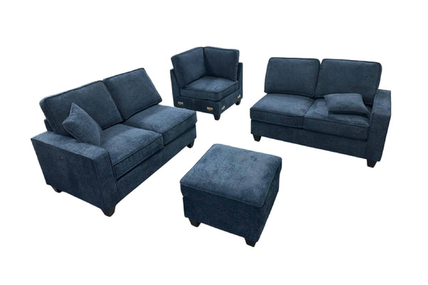 Conjunto de sofás azules con dos sofás, un puf y una silla sobre un fondo blanco.