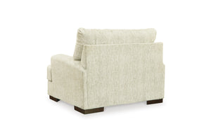 Vista posterior de silla con brazos crema sobre un fondo blanco. 