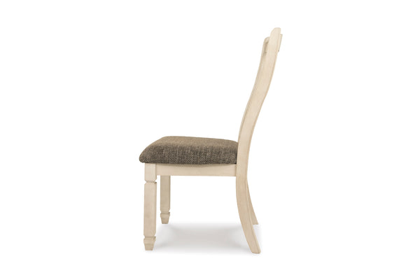 Vista lateral de una silla de comedor con estructura de madera pintada en color crema claro y cojín de asiento tapizado en color gris topo texturizado, sobre un fondo blanco liso.