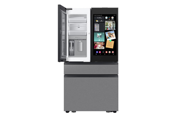 Nevera inteligente con pantalla digital sobre fondo blanco.