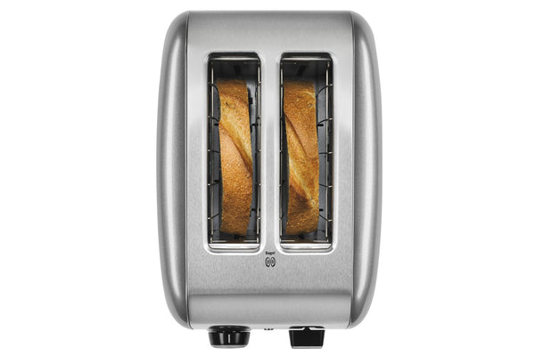 Una tostadora de acero inoxidable de dos ranuras con dos rebanadas de pan tostadas en su interior, mostrada sobre un fondo blanco liso.