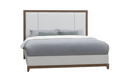 Cama con ropa de cama de color gris y cabecero de madera sobre fondo blanco.