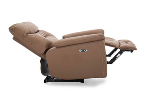 Vista lateral de sillón reclinable en color marrón claro con respaldo ajustable, reposapiés extendido y mecanismo visible de reclinación. Diseño acolchado con costuras decorativas y apoyabrazos amplios, mostrado sobre fondo neutro para destacar su funcionalidad y confort.