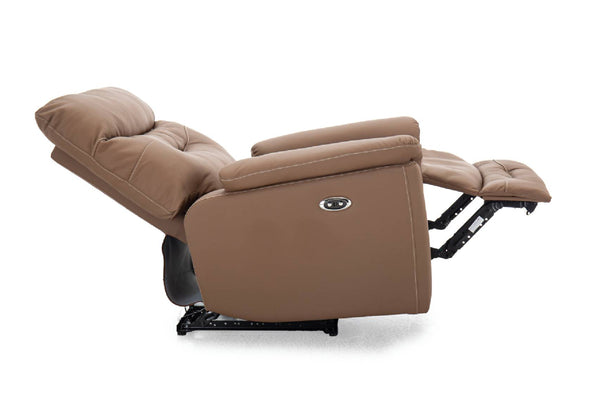 Vista lateral de sillón reclinable en color marrón claro con respaldo ajustable, reposapiés extendido y mecanismo visible de reclinación. Diseño acolchado con costuras decorativas y apoyabrazos amplios, mostrado sobre fondo neutro para destacar su funcionalidad y confort.