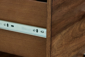 Gaveta de madera con carril deslizante metálico.