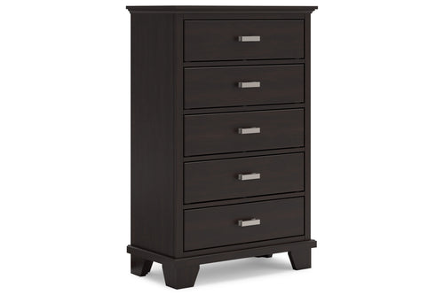 Chest de madera oscura con cinco gavetas sobre fondo blanco. 