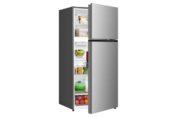Nevera con congelador superior de acero inoxidable con la puerta abierta, mostrando estantes con alimentos y bebidas, sobre un fondo blanco sencillo.
