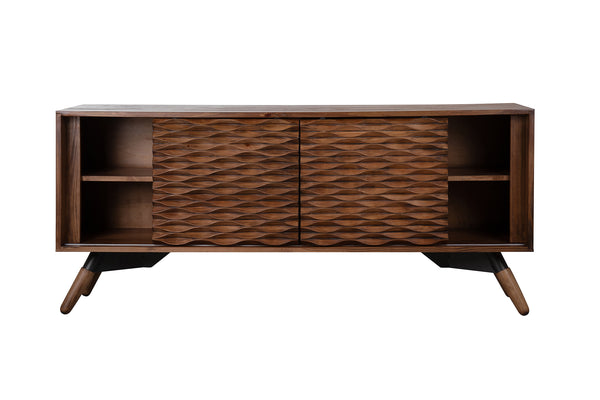Mesa de consola hecha de madera con cuatro estantes y dos puertas corredizas sobre un fondo blanco. 