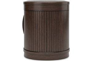 Vista lateral de escritorio hecha de madera de color marrón oscuro sobre un fondo blanco. 