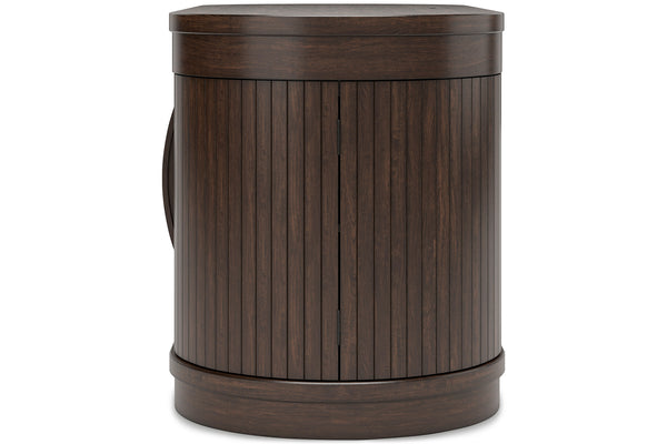 Vista lateral de escritorio hecha de madera de color marrón oscuro sobre un fondo blanco. 