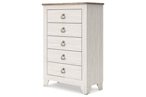 Un chest de cinco gavetas con acabado blanco desgastado, superficie superior de madera café natural y tiradores de metal plateado, mostrado sobre un fondo blanco liso. Ideal para aportar un estilo rústico y elegante a cualquier dormitorio.