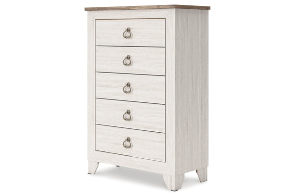 Un chest de cinco gavetas con acabado blanco desgastado, superficie superior de madera café natural y tiradores de metal plateado, mostrado sobre un fondo blanco liso. Ideal para aportar un estilo rústico y elegante a cualquier dormitorio.