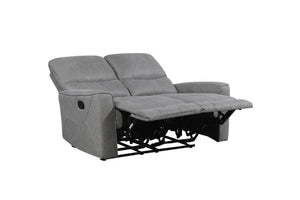 Loveseat reclinable de color gris sobre un fondo blanco. 
