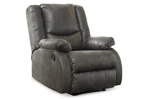 Butaca reclinable de gris sobre un fondo blanco. 