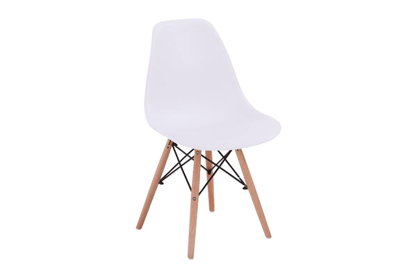 Silla blanca con patas acabadas en madera marrón sobre un fondo blanco. 