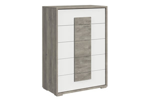 Chest de madera con colores gris claro y blanco y con cinco gavetas sobre un fondo blanco. 