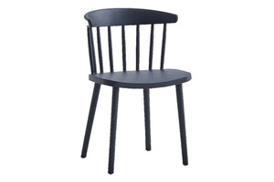 Silla negro con respaldo de barrotes sobre fondo blanco.