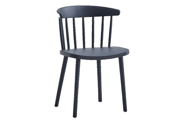 Silla negro con respaldo de barrotes sobre fondo blanco.