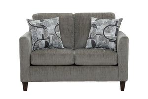Loveseat moderno tapizado en tela gris con cojines de asiento amplios, apoyabrazos rectos y dos cojines decorativos con diseño geométrico en tonos gris y blanco, presentado sobre fondo blanco.