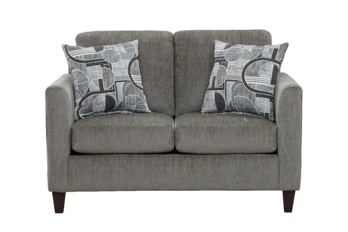 Loveseat moderno tapizado en tela gris con cojines de asiento amplios, apoyabrazos rectos y dos cojines decorativos con diseño geométrico en tonos gris y blanco, presentado sobre fondo blanco.