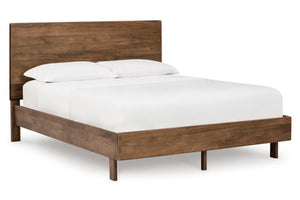 Cama hecha de madera marrón con acolchado blanco sobre un fondo blanco. 