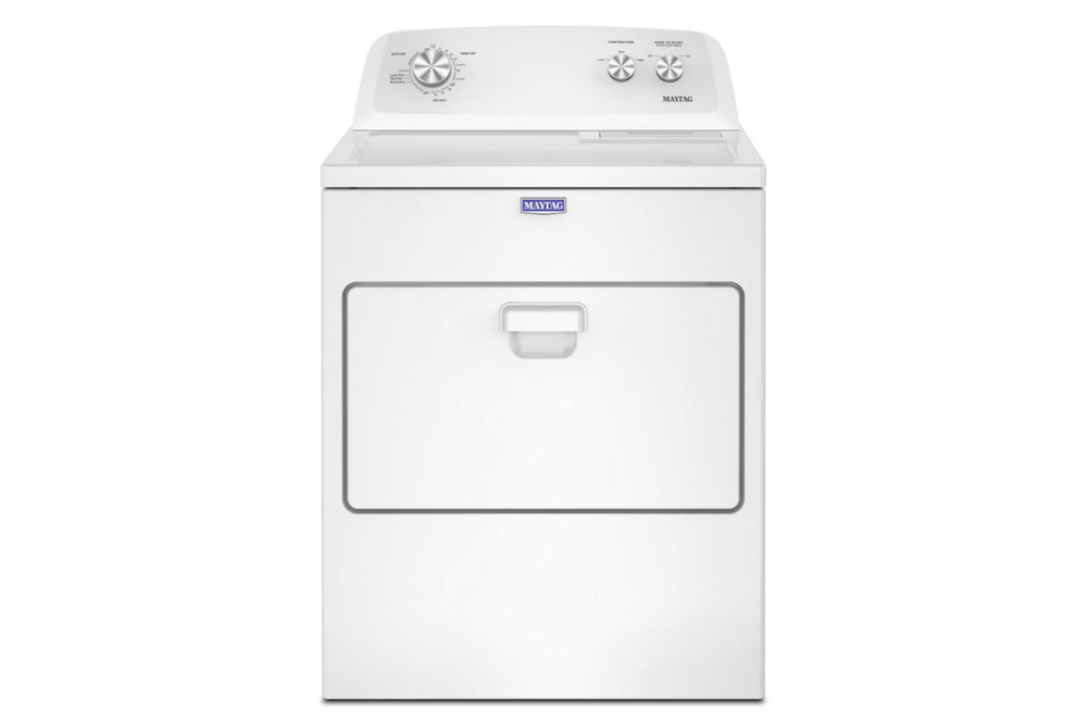 Una secadora de ropa Maytag de carga frontal, de color blanco, con un panel de control superior y una manija de puerta frontal grande, mostrada sobre un fondo blanco liso.