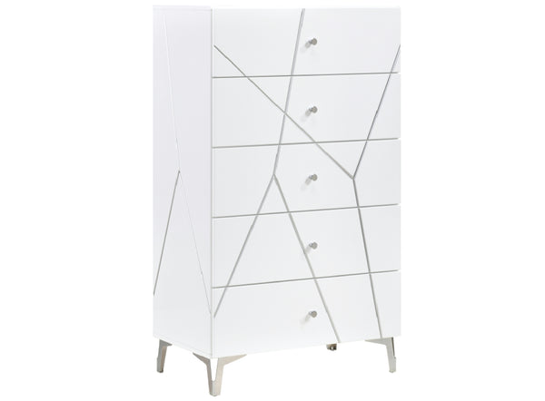 Gavetero moderno blanco de cinco gavetas con patrón de líneas geométricas en el frente, patas delgadas de metal plateado y pequeños tiradores redondos plateados, sobre un fondo blanco liso.