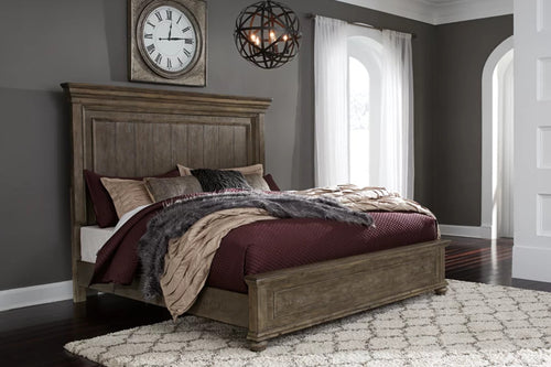 Cama rústica hecha de madera en un ambiente de sala con elementos decorativos. 