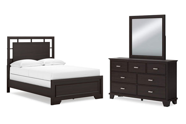 Conjunto de dormitorio de madera oscura con cama y gavetero con espejo sobre fondo blanco.