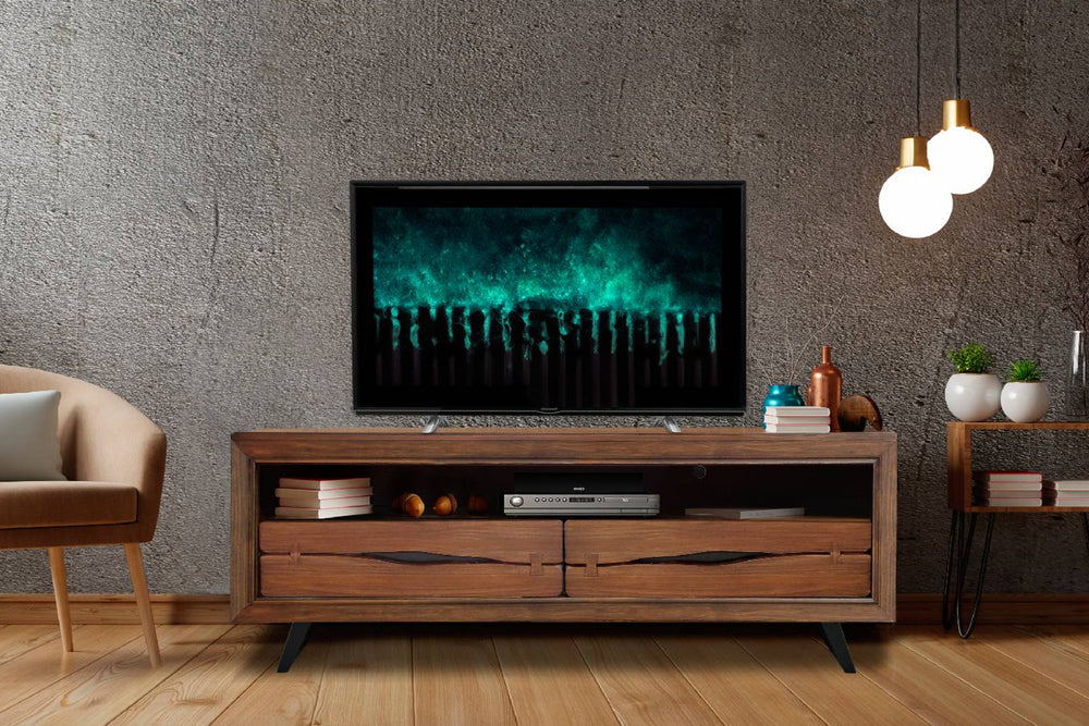 Consola de entretenimiento hecha de madera marrón en una sala moderna con objetos decorativos. 