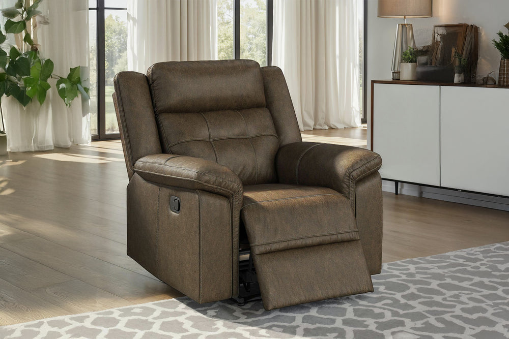 Reclinable de color marrón claro en un ambiente de sala con objetos decorativos. 