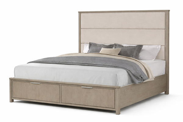 Cama tapizada en color beige con ropa de cama blanca y almohadas grises sobre fondo blanco.