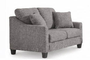 Un loveseat de tela texturizada gris con tres cojines decorativos a juego y patas oscuras, mostrado sobre un fondo blanco liso.