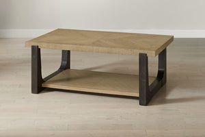 Mesa de cóctel rectangular hecha de madera de color marrón y negro en un ambiente de sala neutral. 