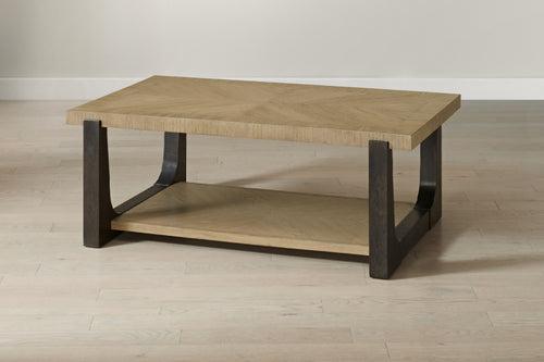 Mesa de cóctel rectangular hecha de madera de color marrón y negro en un ambiente de sala neutral. 