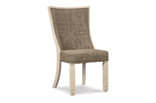 Silla de comedor tapizada con respaldo alto y ligeramente curvado, con tejido texturizado color topo en el asiento y el cojín del respaldo, sostenida por una estructura de madera beige claro con patas torneadas.