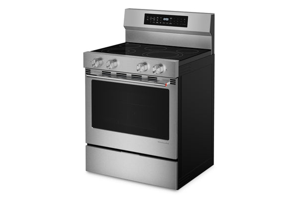 Una estufa eléctrica independiente con cuerpo de acero inoxidable, placa de cocción de vidrio negro y puerta del horno negra, mostrada sobre un fondo blanco liso.