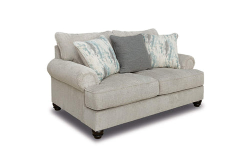 Loveseat gris con cojines decorativos sobre fondo blanco.