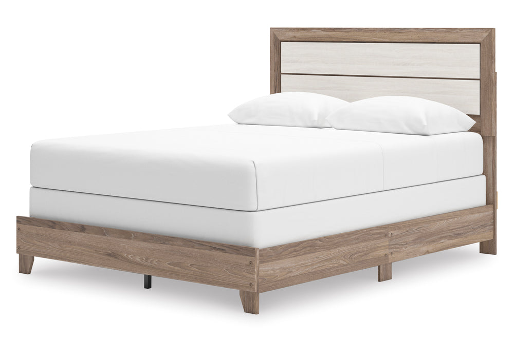 Una cama moderna con marco de madera marrón claro y cabecero de listones de madera clara, presentada con un colchón blanco y dos almohadas blancas sobre un fondo blanco unicolor.