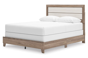 Una cama moderna con marco de madera marrón claro y cabecero de listones de madera clara, presentada con un colchón blanco y dos almohadas blancas sobre un fondo blanco unicolor.