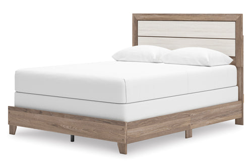 Una cama moderna con marco de madera marrón claro y cabecero de listones de madera clara, presentada con un colchón blanco y dos almohadas blancas sobre un fondo blanco unicolor.