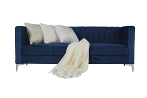 Sofá de color azul oscuro con tres cojines blancos y una sábana encima sobre un fondo blanco. 