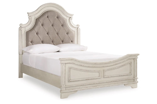 Cama color beige con capitoné y ropa de cama blanca sobre fondo blanco.