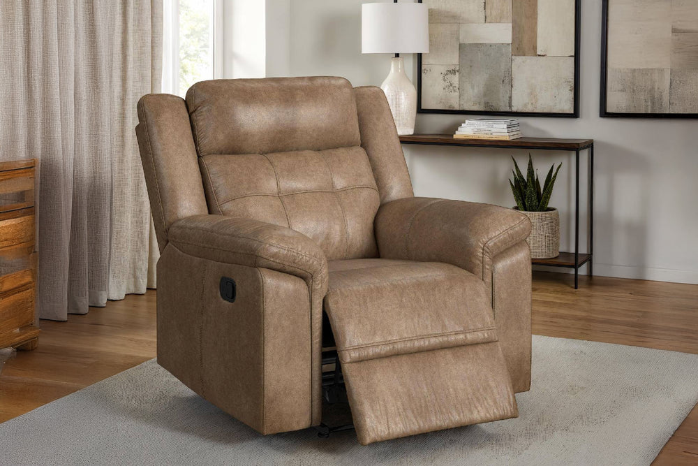 Reclinable de color marrón claro en un ambiente de sala con objetos decorativos. 