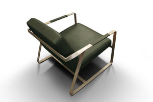 Silla decorativa verde con asiento y respaldo acolchados, brazos y estructura metálica color dorado, diseño moderno de líneas rectas y base tipo trineo sobre un fondo blanco.