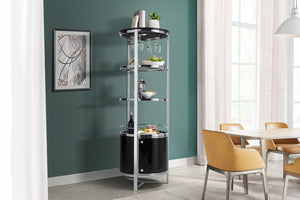 Estantería para vinos de forma redonda de metal con base negra en una sala con objetos decorativos. 