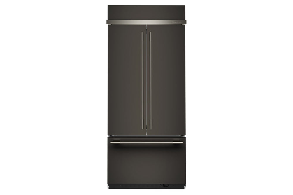Una nevera de doble puerta de color gris carbón oscuro con cajón congelador inferior, tiradores verticales delgados y una carcasa para el filtro de agua montada en la parte superior, que se muestra sobre un fondo blanco liso.