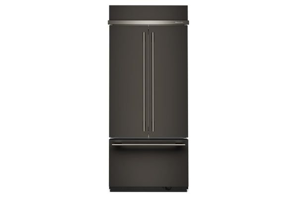 Una nevera de doble puerta de color gris carbón oscuro con cajón congelador inferior, tiradores verticales delgados y una carcasa para el filtro de agua montada en la parte superior, que se muestra sobre un fondo blanco liso.