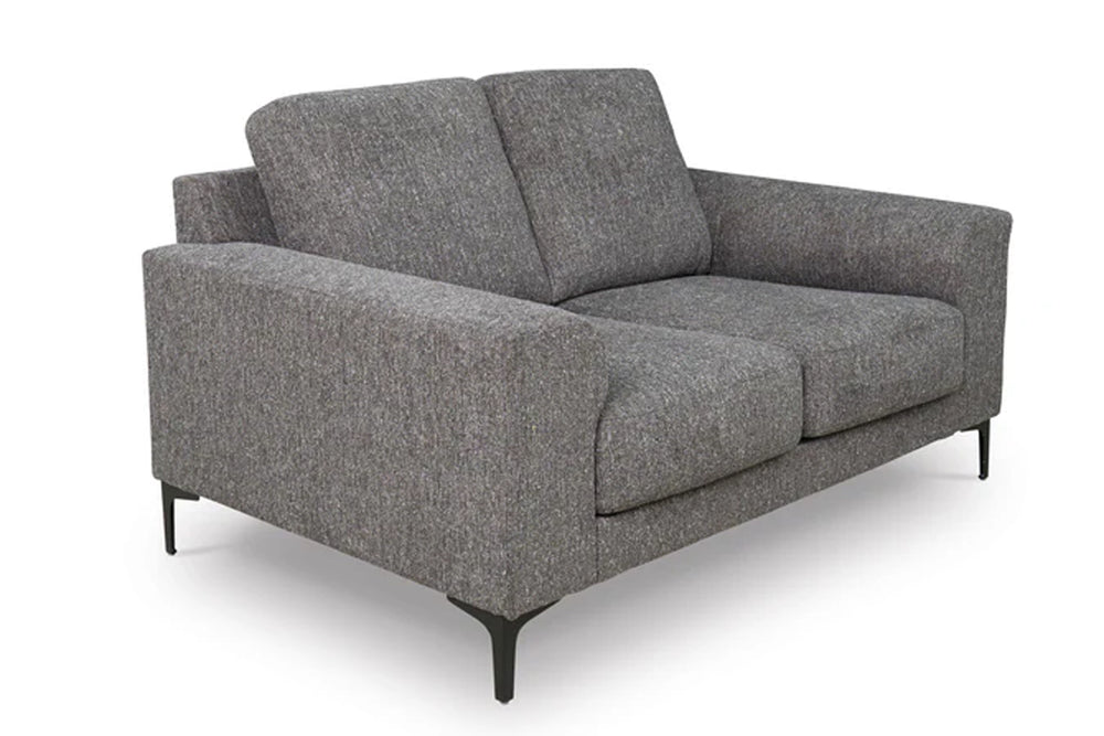 Loveseat de color gris con patas acabadas en negro sobre un fondo blanco. 