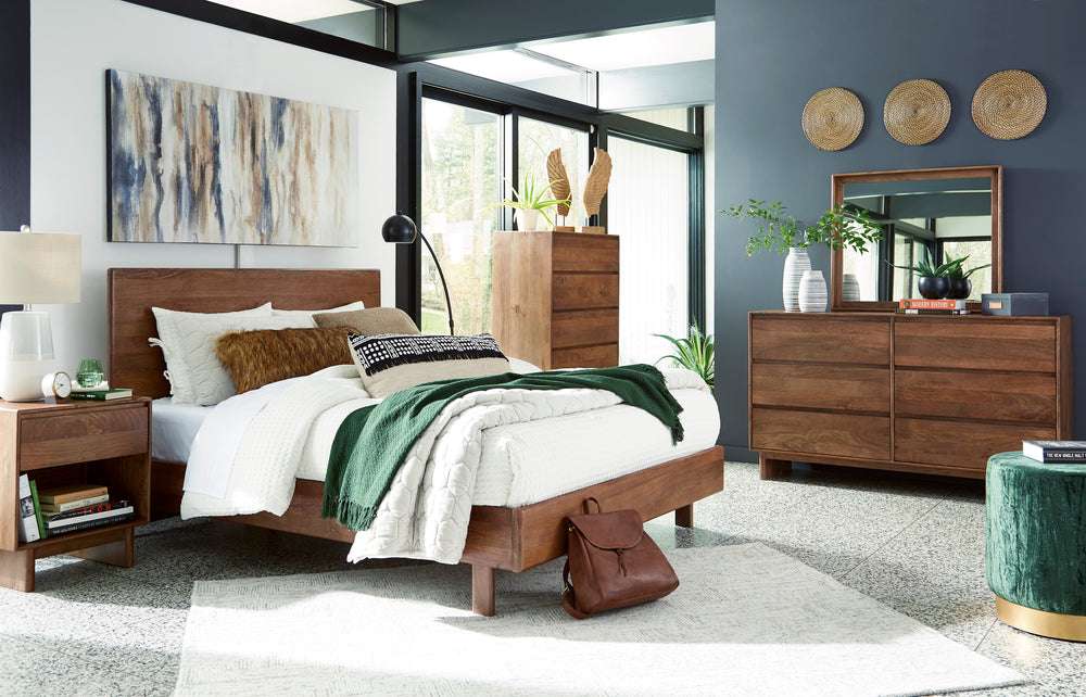 Conjunto de habitación hecho de madera marrón que incluye una cama, una mesa de noche y un gavetero con espejo sobre un fondo blanco. 